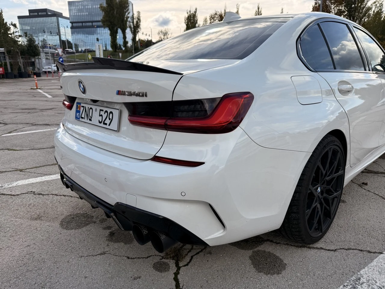 Задняя часть BMW M340 с номером ZNQ 529 и доработанным выхлопом