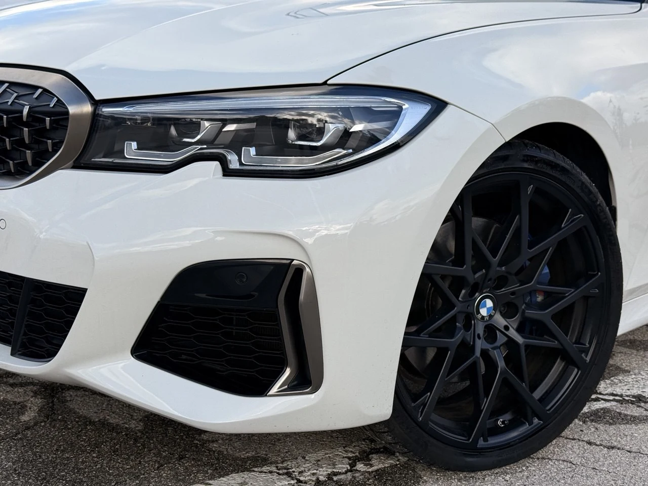 Фара, воздухозаборник и чёрный диск BMW M340 крупным планом